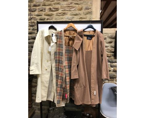A VINTAGE BURBERRYS TRENCH COAT PRESTWOOD STYLE, 50 REGULAR, WITH A SEPARATE BURBERRYS NOVA PATTERN DETACHABLE WOOL LINER AND