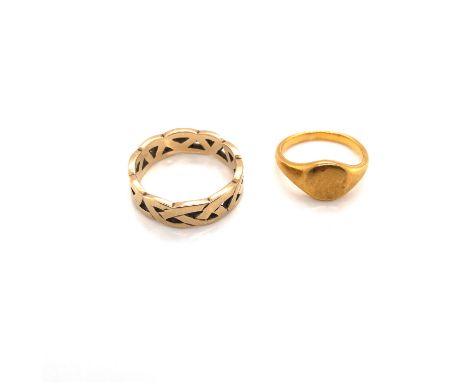 A 9ct HALLMARKED GOLD CETIC BAND RING, TOGETHER WITH A VINTAGE OXFORD SIGNET RING,FINGER SIZE F, UNHALLMARKED AND ASSESSED AS