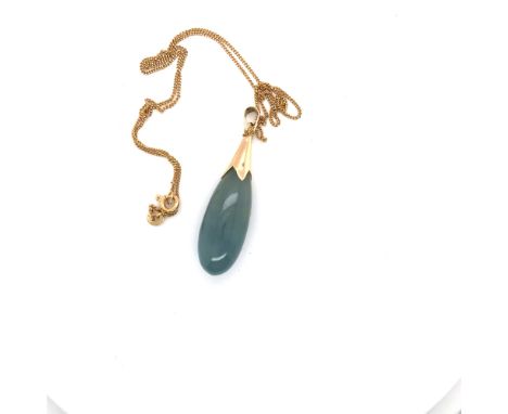 A JADE BOMBE DROP PENDANT WITH A SHAPED CAP AND BAIL, SUSPENDED ON AN 45cms CURB CHAIN. THE PENDANT UNHALLMARKED, STAMPED 14k