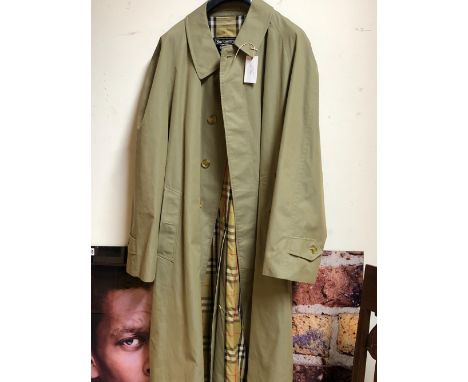 A VINTAGE BURBERRYS TRENCH COAT WITH NOVA CHECK LINING. 