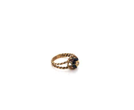 A VINTAGE 9ct HALLMARKED SAPPHIRE AND DIAMOND CLUSTER RING WITH A DOUBLE WOVEN ROPE BAND. DATED 1977, LONDON. FINGER SIZE P 1