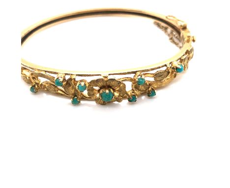 A VINTAGE 9ct HALLMARKED GOLD AND CHRYSOPRASE FOLIATE HINGED BANGLE. WEIGHT 13.92grms. 