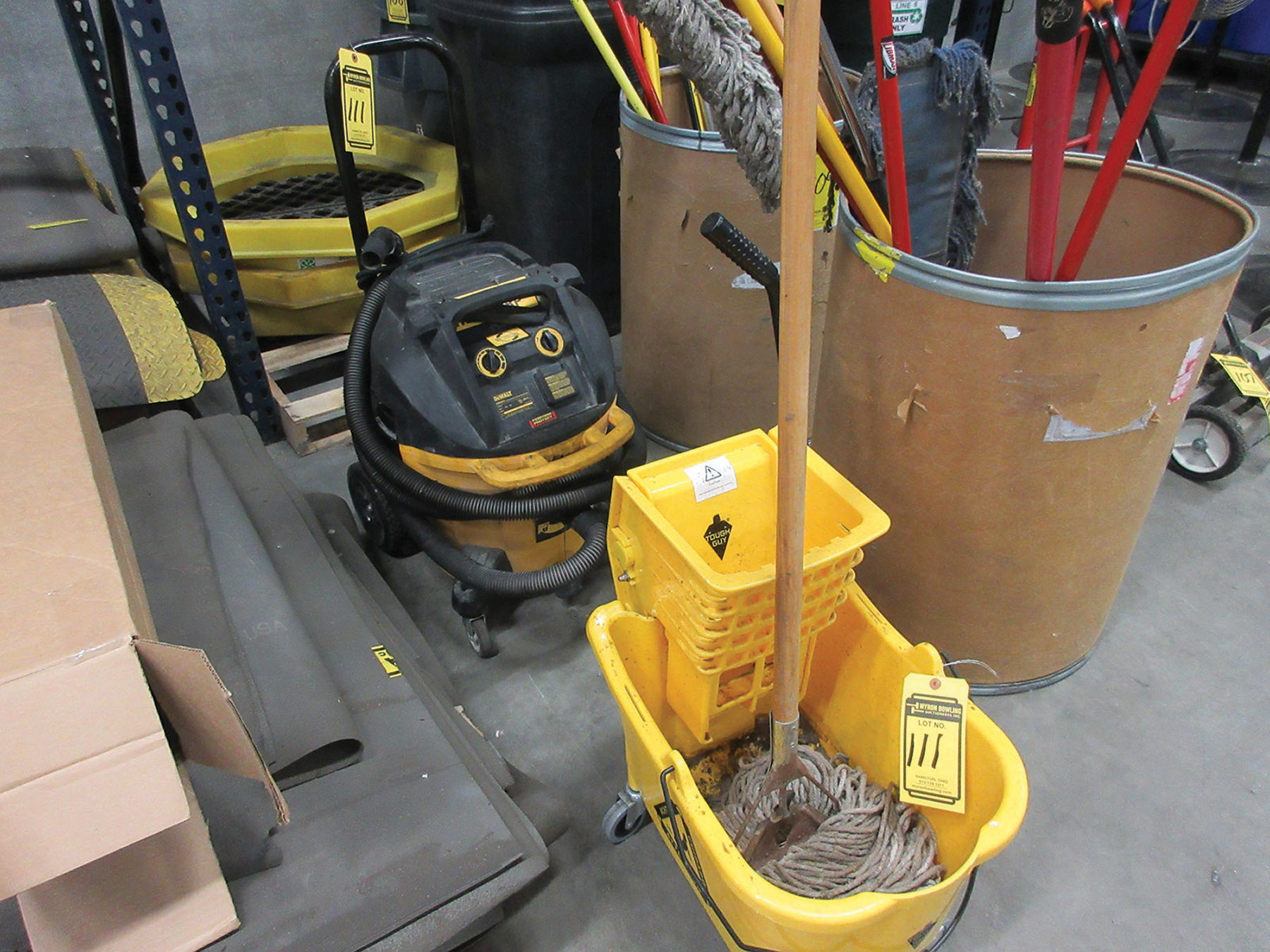 DEWALT 10GALLON DUST EXTRACTOR VACUUM & MOP BUCKET