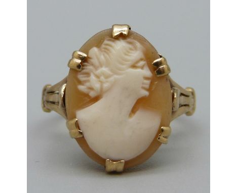 A 9ct gold cameo ring, 2.8g, M 