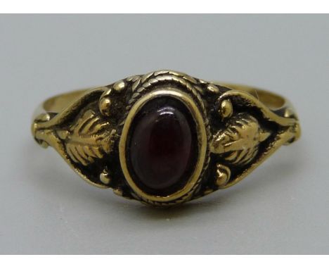 A silver gilt and garnet ring, O 