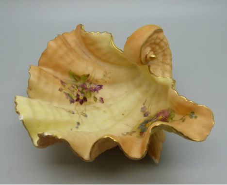 A Royal Worcester blush ivory shell trinket dish, small nibbles to the edges, 15cm wide 