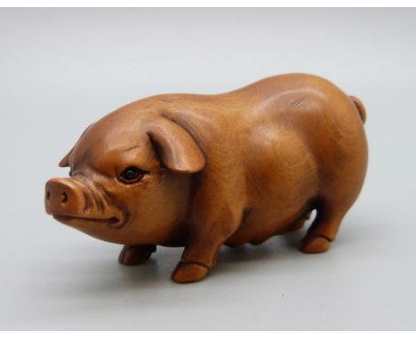 A boxwood pig netsuke 