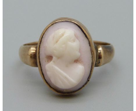 A 9ct gold cameo ring, Birmingham 1917, 2.4g, O 