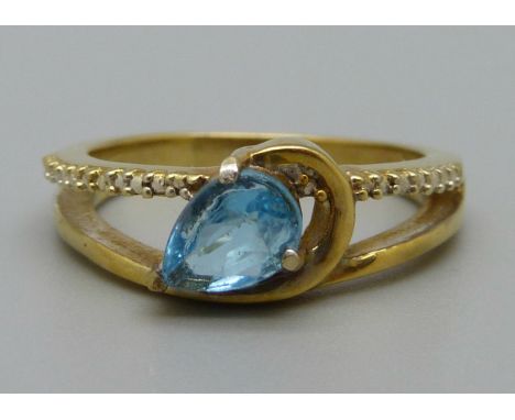 A silver gilt, pear shaped blue stone ring, N 