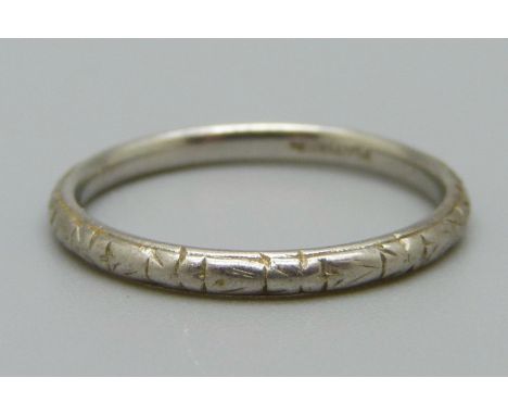 A platinum wedding ring, 3.2g, O 