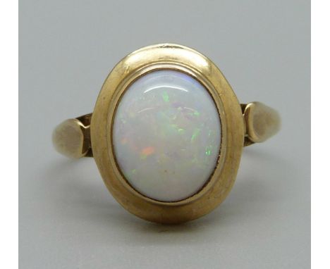 A 9ct gold cabochon opal set ring, 2.7g, L 