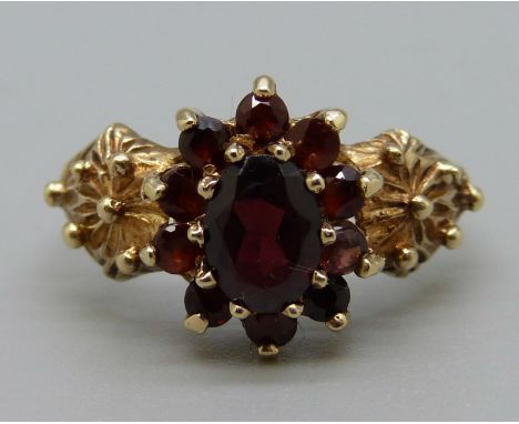 A 9ct gold, garnet cluster ring, 3.1g, N 