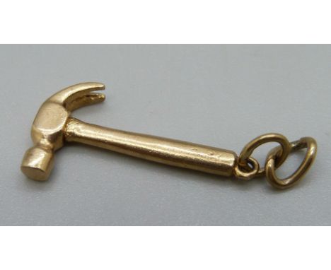 A hallmarked 9ct gold hammer charm, 2.5g 