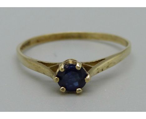 A 9ct gold, sapphire solitaire ring, 0.9g, M 