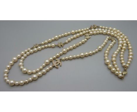 A vintage Chanel necklace 