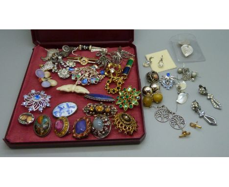 Vintage brooches and earrings 