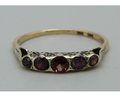 A vintage 9ct gold, five stone garnet ring, 1.7g, P 