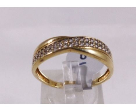9CT RING. 9ct gold half eternity ring, size R