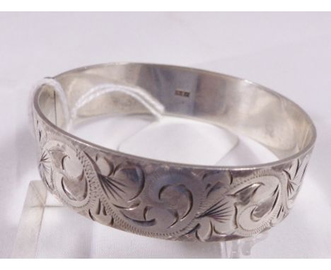 SILVER BANGLE. Sterling silver vintage solid hinged bangle
