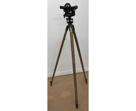 A WW2 American Tripod and range finder, height 185cm with no identifying marks as to manufacturer.