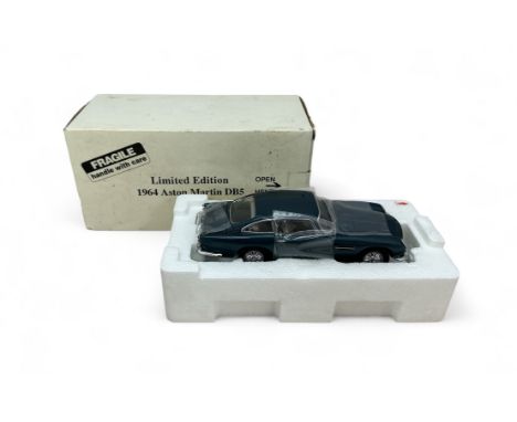 Danbury Mint 1/24th scale 1964 Aston Martin DB5 Aegean Blue, limited edition no. 1606 (plaque to base), generally excellent t