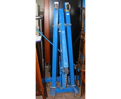 A 2 tonne folding hydraulic engine lift