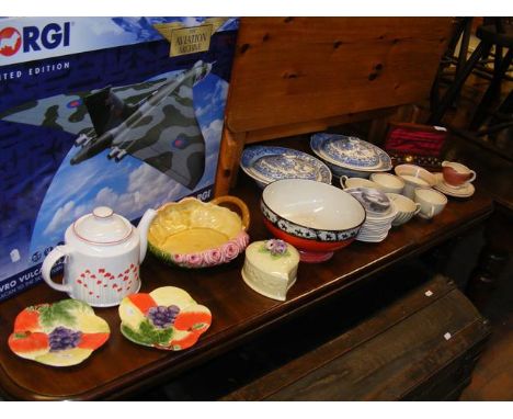 A medley of collectable ceramics including a pair of Clarice Cliff fruit plates