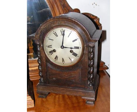 An oak cased striking mantel clock - 30cm high 
