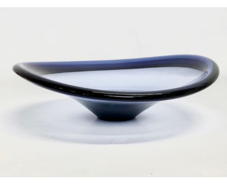 Peter Lutken. A large Danish Mid Century glass bowl designed by Peter Lutken for Holmegaard. 33x34x9cm.