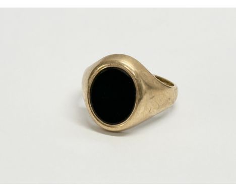 A vintage 9ct gold signet ring. 4.97 grams.