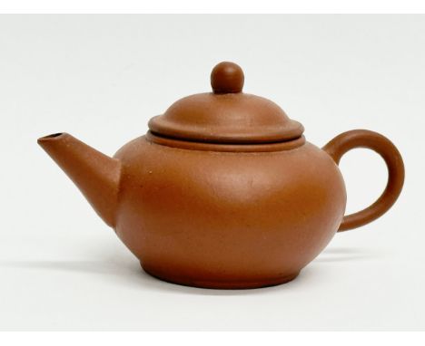 Hui Mengchen. A miniature Chinese Yixing teapot. Hui Mengchen impressed mark. 8.5x5.5x5cm
