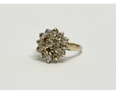 A 9k cold and diamond cluster ring. Size I.