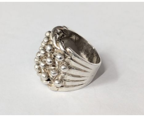 A heavy silver ring. 36g