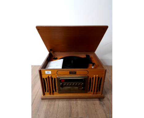 A VINTAGE GRAMOPHONE RETRO STYLE CD AND RADIO PLAYER