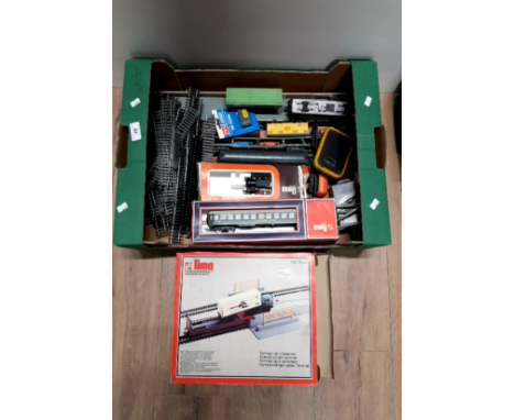 A LOT CONTAINING A BOXED LIMA TRAIN ENGINE AND CARRIAGES WITH TRACK AND ACCESSORIES