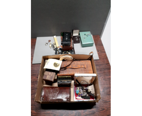 A BOX CONTAINING A VARIETY OF ITEMS INCLUDING A VINTAGE CAMERA  MILITARY BUTTONS AND POCKET KNIVES ETC