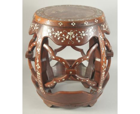 A FINE CHINESE MARBLE INSET MOTHER OF PEARL INLAID HARDWOOD BARREL FORM STAND / SEAT, with decorative foliate mother of pearl