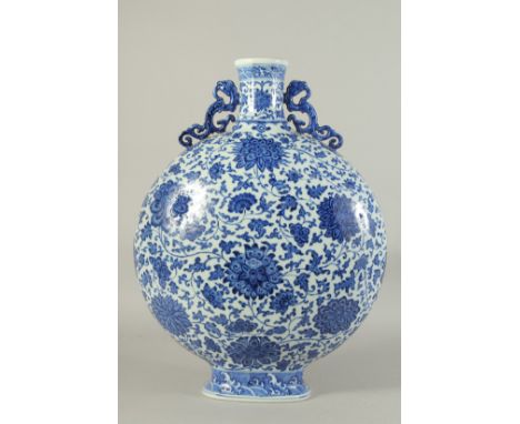 A VERY LARGE CHINESE BLUE AND WHITE PORCELAIN TWIN HANDLE MOON FLASK VASE, painted with large flower heads and scrolling vine