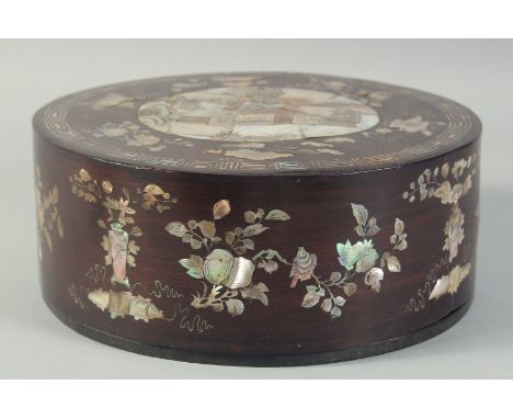 A CHINESE MOTHER OF PEARL INLAID CIRCULAR BOX AND COVER, with a central panel depicting a scene with figures in a garden, fur