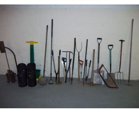 A SELECTION OF GARDEN TOOLS