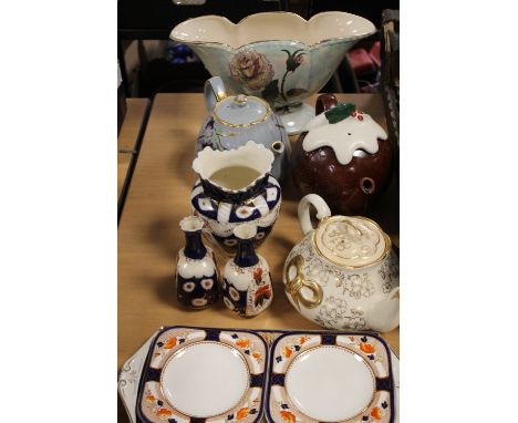 A COLLECTION OF CERAMICS TO INCLUDE WOODS, A CHRISTMAS PUDDING TEAPOT ETC.