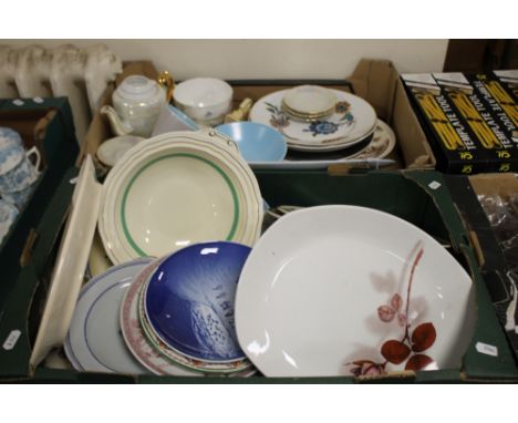 TWO TRAYS OF CERAMICS TO INCLUDE '"MIDWINTER'", '"POOLE'", ETC. 