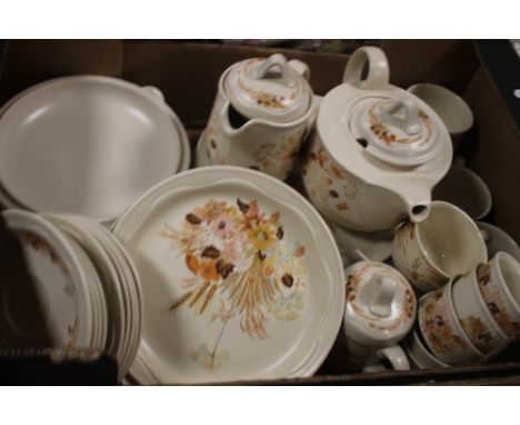 A TRAY OF POOLE POTTERY '"SUMMER GLORY'" TEA &amp; DINNERWARE