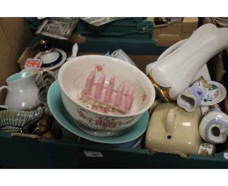 A TRAY OF CERAMICS TO INCLUDE POOLE POTTERY, DUCAL, CARLTONWARE ETC.