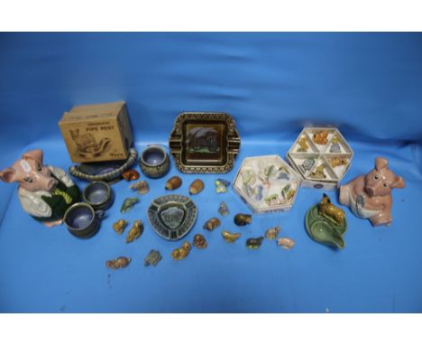 A LARGE QUANTITY OF ASSORTED WADE TO INCLUDE IRISH WADE, BOXED SET OF FARMYARD ANIMALS, WADE GINGERBREAD MAN, AND A WADE PIPE