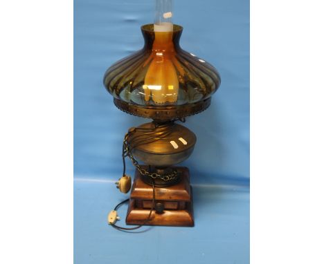 AN ELECTRIC LAMP IN THE FORM OF A PARAFFIN LAMP