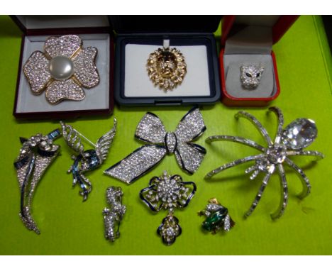 SELECTION OF COSTUME JEWELLERY, PAVE ENCRUSTED AND ENAMEL BROOCHES, A B & W SPIDER BROOCH