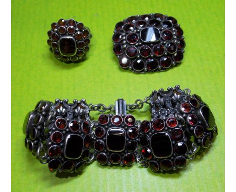 STERLING SILVER BACKED RED STONE CLUSTER DRESS RING (SIZE T), BROOCH AND BRACELET 