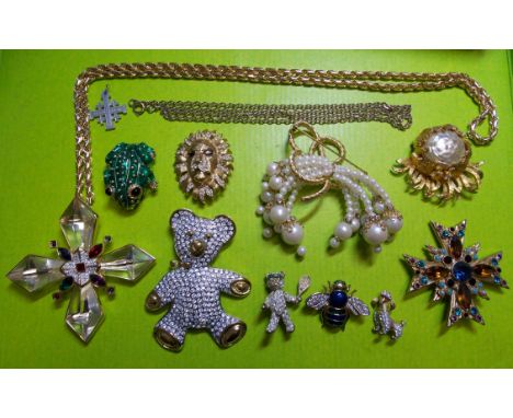 SELECTION OF DRESS BROOCHES, PAVE ENCRUSTED ANIMAL FIGURES, ENAMEL INSECT AND FROG BROOCHES, ETC