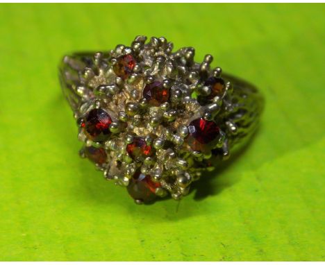 9ct GOLD GARNET CLUSTER RING 5.3g